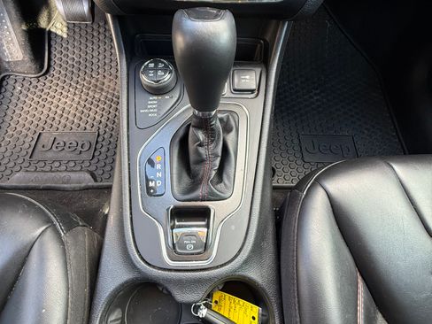 Used 2020 Jeep Cherokee Trailhawk w/ Cold Weather Group AWD/4WD image 13