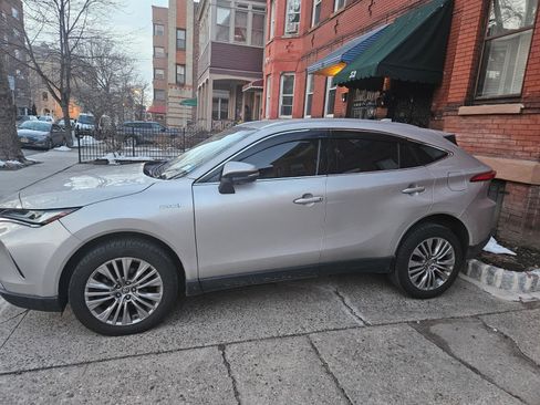 Used 2021 Toyota Venza XLE w/ Softex Package image 4