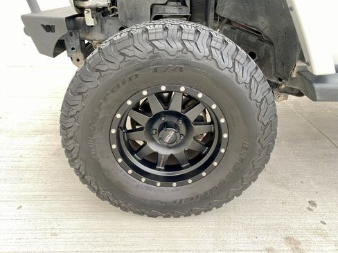 Used 2012 Jeep Wrangler Unlimited Sahara w/ Connectivity Group image 17