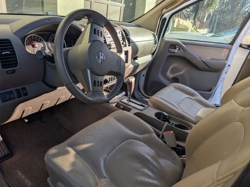 Used 2008 Nissan Frontier LE w/ Leather Pkg image 2
