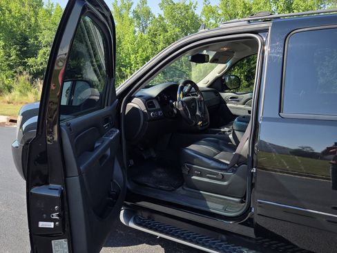Used 2013 Chevrolet Avalanche LT w/ Suspension Package, Off-Road AWD/4WD image 8