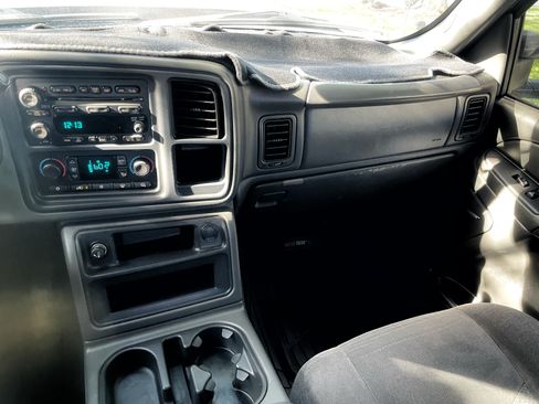 Used 2006 Chevrolet Silverado 2500 LT w/ Onstar Plus Package RWD image 25
