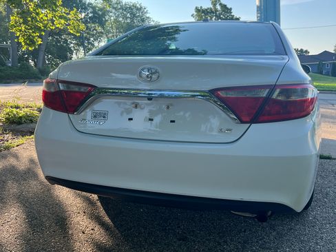 Used 2015 Toyota Camry LE w/ Moonroof Package FWD image 16