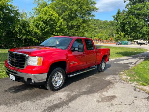 Used 2008 GMC Sierra 2500 SLT w/ Entertainment Package AWD/4WD image 2