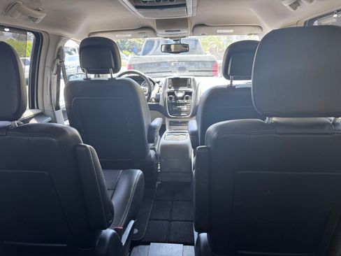Used 2015 Chrysler Town & Country Touring-L w/ Driver Convenience Group FWD image 18