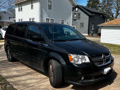 Used 2017 Dodge Grand Caravan SXT image 2