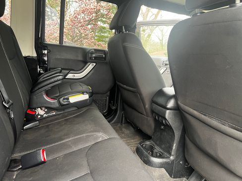 Used 2016 Jeep Wrangler Unlimited Sahara w/ Connectivity Group image 9