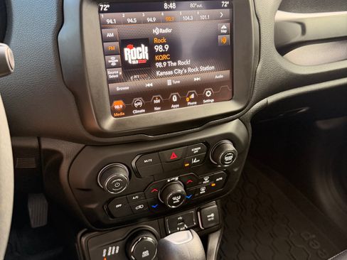 Used 2022 Jeep Renegade Latitude AWD/4WD image 24