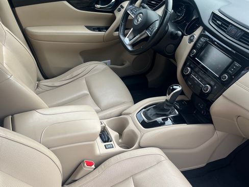 Used 2018 Nissan Rogue SL w/ Premium Package image 4