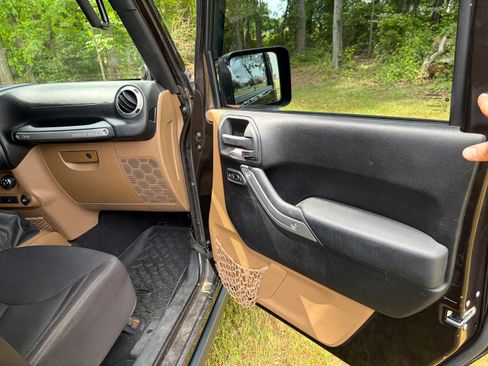 Used 2013 Jeep Wrangler Unlimited Rubicon w/ Max Tow Pkg AWD/4WD image 12