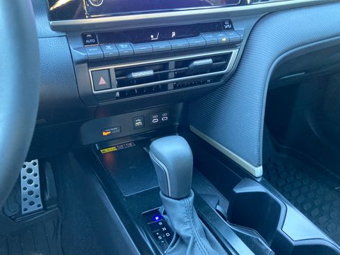 Used 2025 Toyota Camry SE image 12