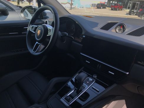 Used 2020 Porsche Cayenne AWD/4WD image 2