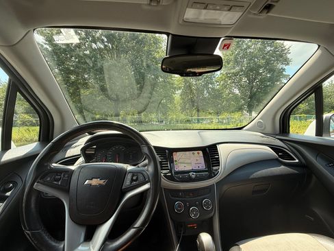Used 2018 Chevrolet Trax LT w/ Sun & Sound Package AWD/4WD image 5