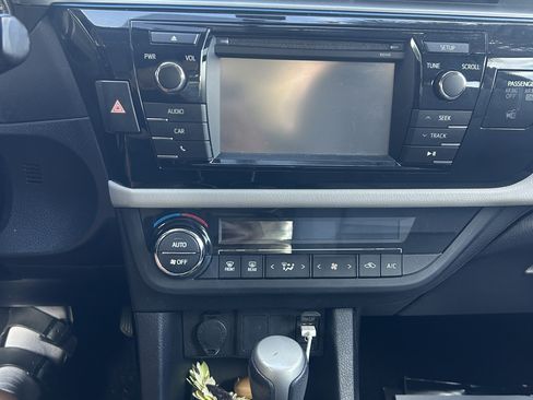Used 2015 Toyota Corolla LE FWD image 8