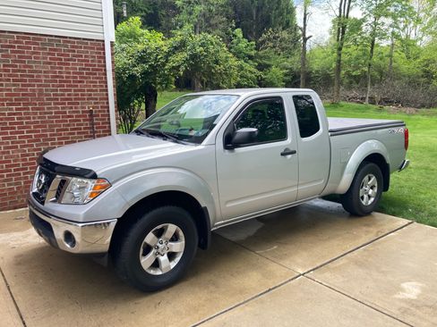 Used 2011 Nissan Frontier SV AWD/4WD image 2