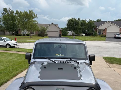 Used 2013 Jeep Wrangler Unlimited Sahara w/ Dual Top Group AWD/4WD image 5