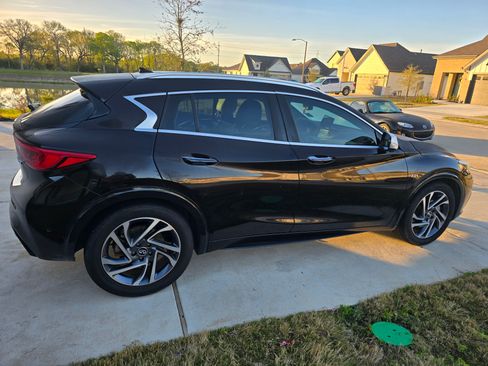 Used 2017 INFINITI QX30 Premium w/ Technology Package image 5