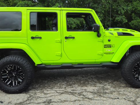 Used 2013 Jeep Wrangler Unlimited Sahara w/ Connectivity Group AWD/4WD image 5