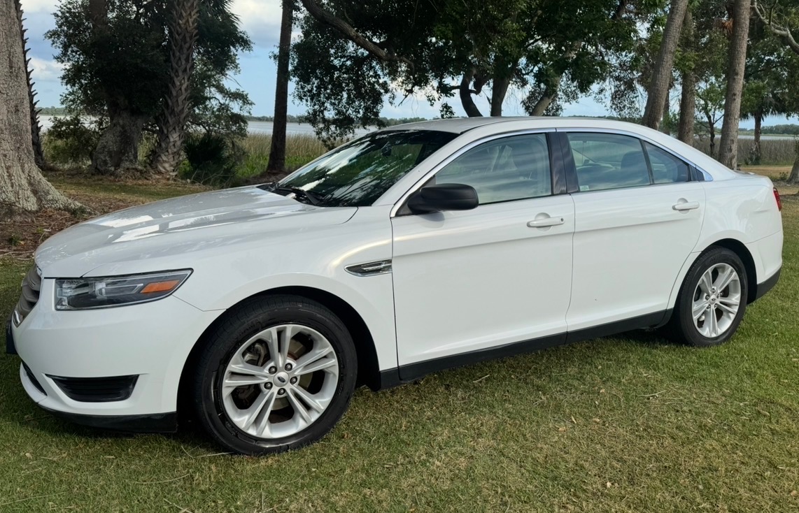 Used 2018 Ford Taurus SE FWD image 6