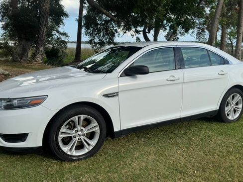 Used 2018 Ford Taurus SE FWD image 6
