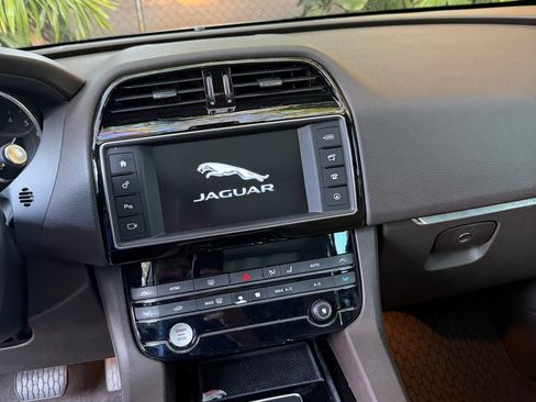 Used 2018 Jaguar F-PACE Prestige AWD/4WD image 11