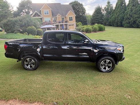 Used 2018 Toyota Tacoma TRD Sport RWD image 4