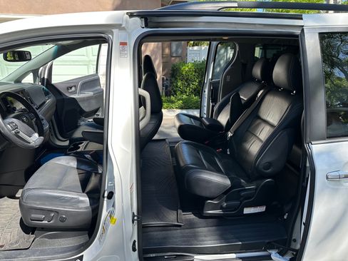 Used 2015 Toyota Sienna SE Premium image 6