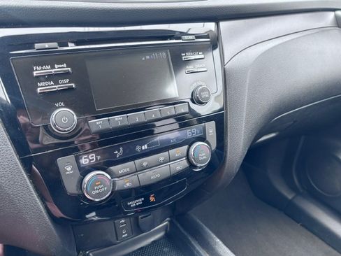 Used 2016 Nissan Rogue SV AWD/4WD image 4
