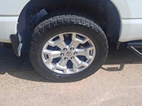 Used 2017 Nissan Titan SV image 15