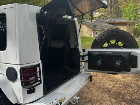 Used 2015 Jeep Wrangler Unlimited Sahara w/ Connectivity Group image 8