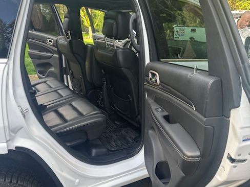 Used 2017 Jeep Grand Cherokee Overland AWD/4WD image 8