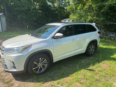 Used 2018 Toyota Highlander XLE AWD/4WD image 4