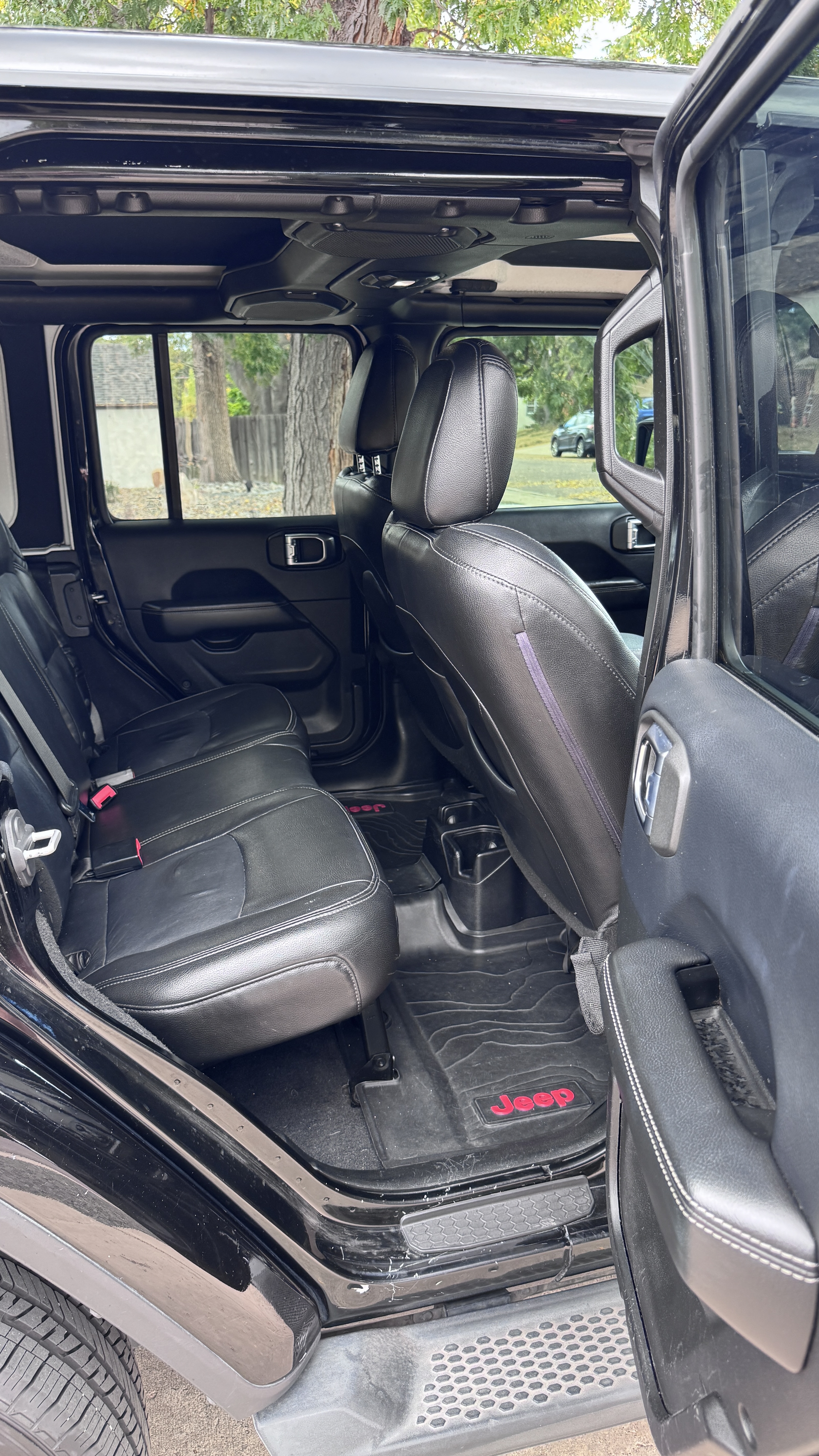 Used 2018 Jeep Wrangler Unlimited Sahara AWD/4WD image 11