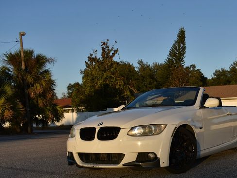 Used 2010 BMW 335i Convertible image 4