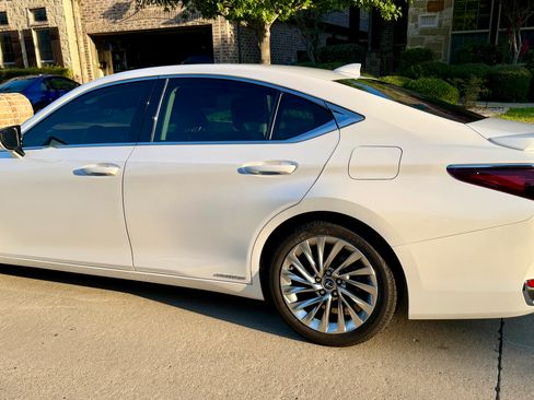 Used 2022 Lexus ES 300h Ultra Luxury w/ Accessory Package 2 FWD image 6