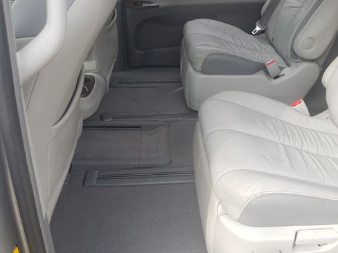 Used 2011 Toyota Sienna Limited image 11