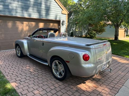 Used 2005 Chevrolet SSR w/ Preferred Equipment Group RWD image 5