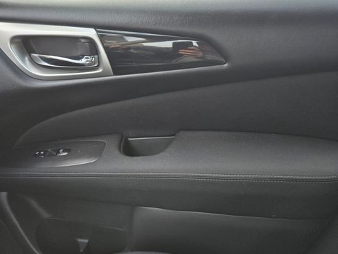 Used 2017 Nissan Pathfinder SV image 13