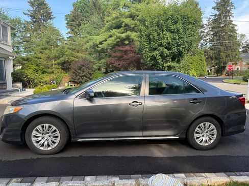 Used 2012 Toyota Camry LE FWD image 5