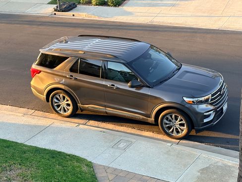 Used 2020 Ford Explorer XLT w/ Equipment Group 202A image 2