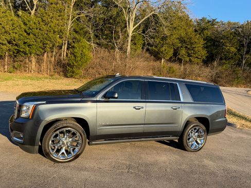Used 2020 GMC Yukon XL Denali w/ Denali Premium Package image 6