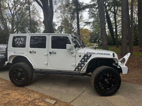 Used 2015 Jeep Wrangler Unlimited Sahara w/ Connectivity Group image 5