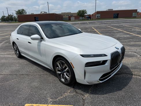 Used 2023 BMW i7 xDrive60 w/ Executive Package 2 AWD/4WD image 4