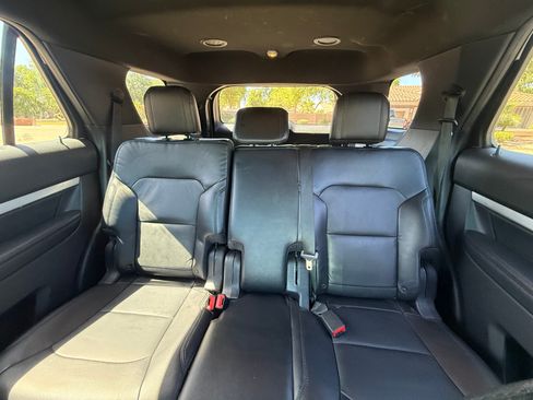 Used 2017 Ford Explorer XLT w/ Equipment Group 202A FWD image 11