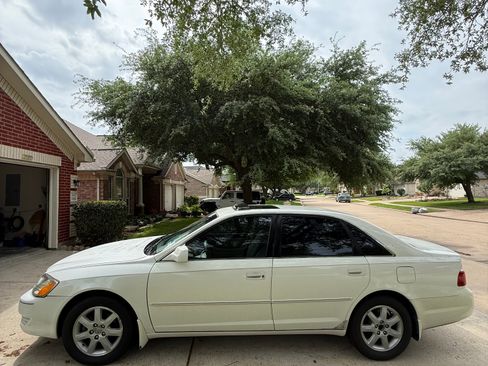 Used 2004 Toyota Avalon XLS image 2