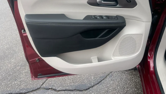 Used 2023 Chrysler Pacifica Touring-L w/ Uconnect Theater Family Group AWD/4WD image 12
