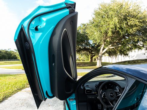 Used 2023 McLaren Artura image 21