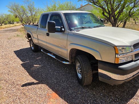 Used 2004 Chevrolet Silverado 2500 LS w/ Heavy-Duty Power Package image 2