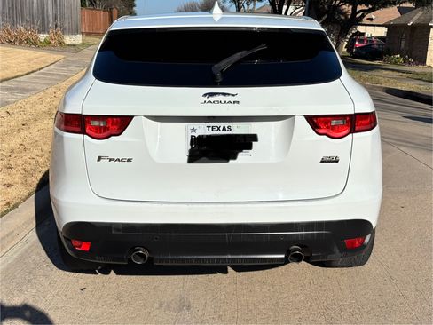 Used 2019 Jaguar F-PACE Premium image 2