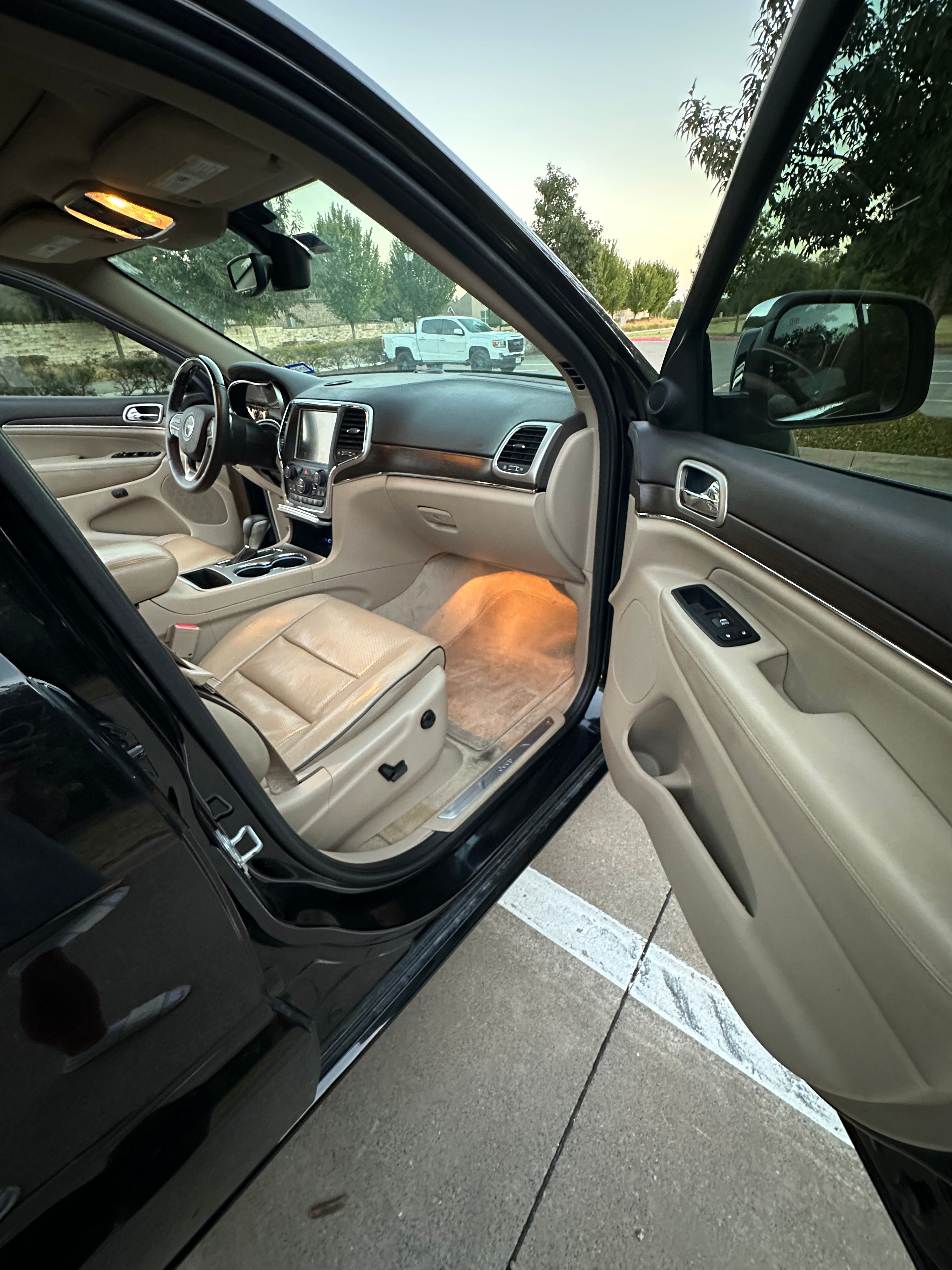 Used 2017 Jeep Grand Cherokee Overland RWD image 12